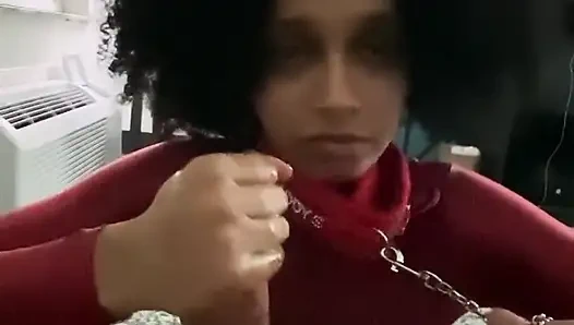 Leena Rayz - minik ve güzel ellere sahip köle parlak beyaz yarağı okşuyor