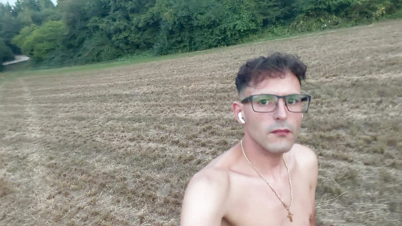 Garoto alemão se masturba nua ao ar livre e goza
