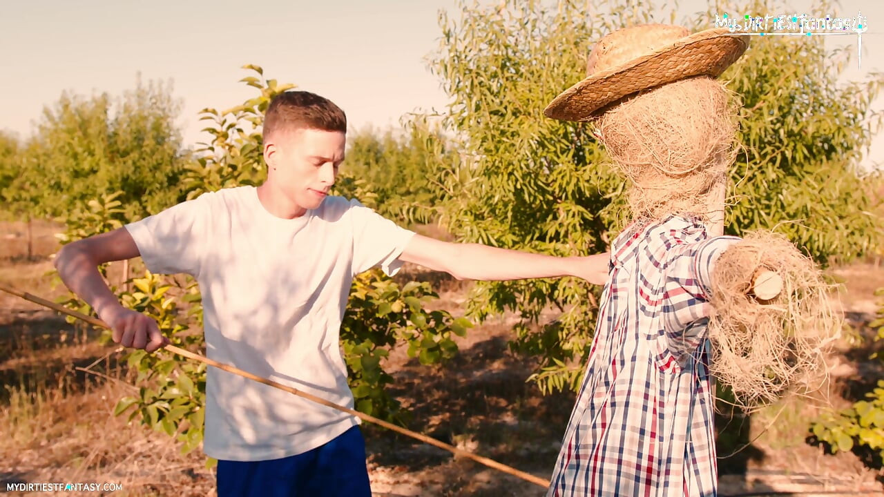 เย็ดกับ Scarecrow: แฟนตาซีต้องห้ามของชาวนาวัยใส