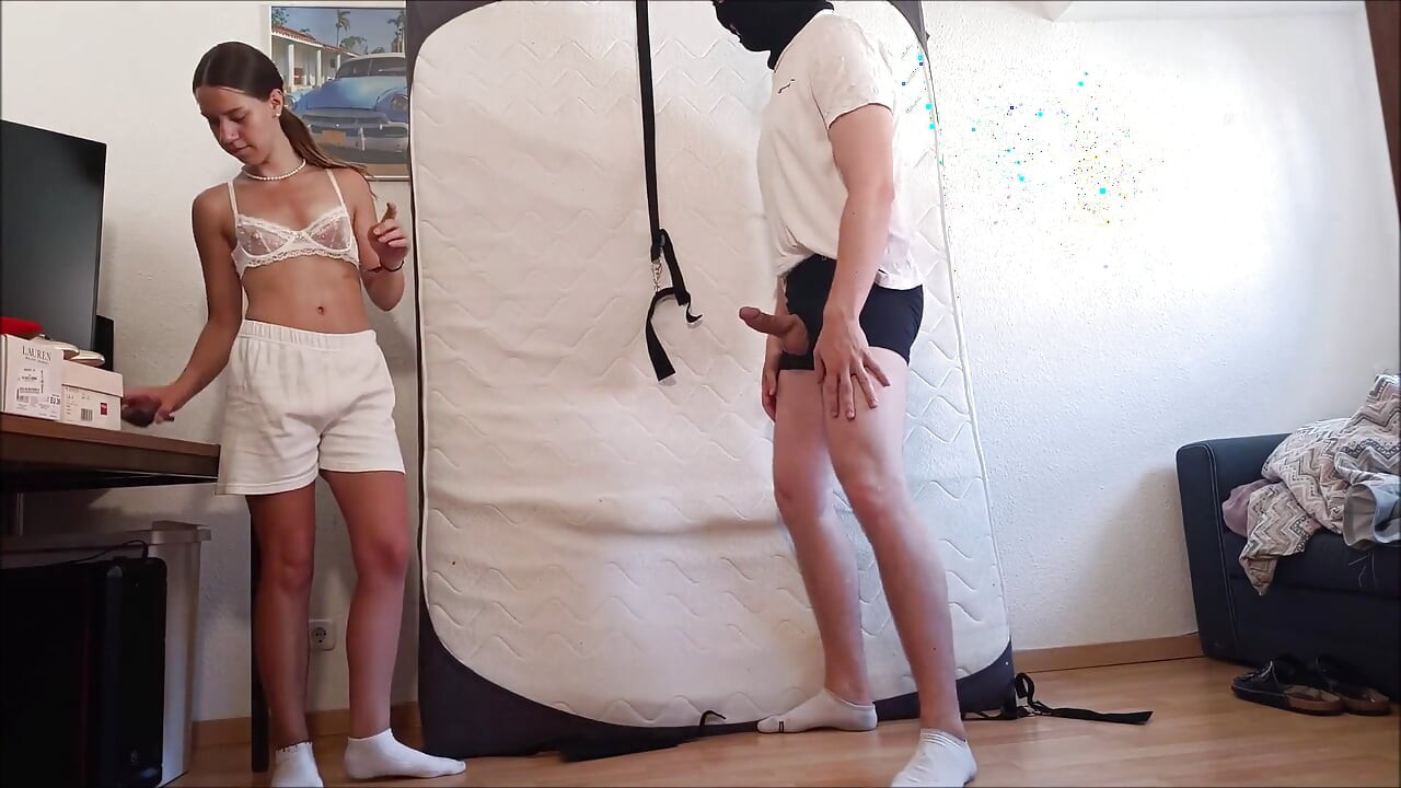 Ballbusting in Transparenter Unterwsche