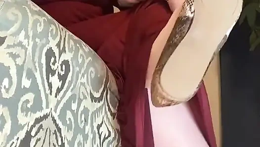 Она болтает и трясет ее ступней, пока инструктирует вас кончить - часть 1 из 2