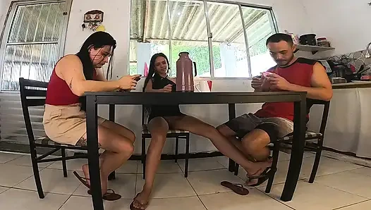 Arkadaşımın kocasına doğum gününde masanın altında oral seks ve vajina yaptım