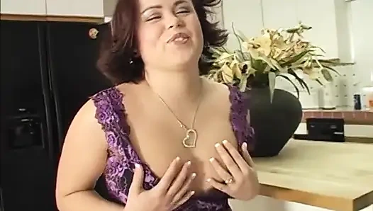 Черный чувак разбивает все дырки для траха белой девушки после того, как его огромный хуй отсосали