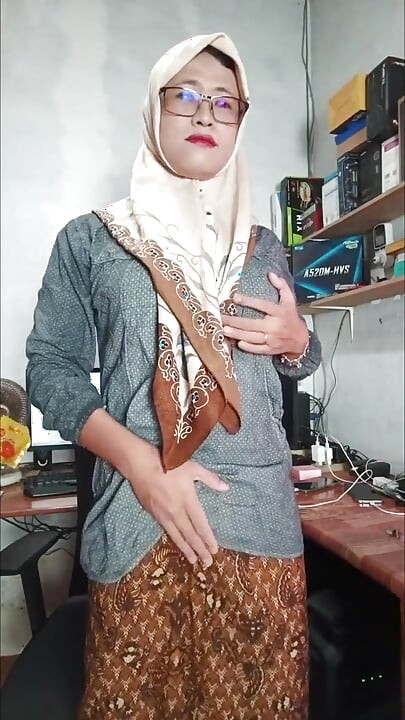 Masturbating Hijab Ladyboy Cums