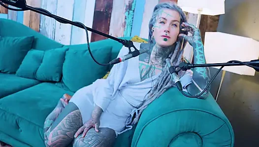 Aku bicara tentang L - LOVE - ASMR podcast SFW berbicara tentang gadis gothic bertato rambut gimbal