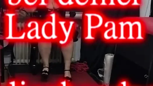 Xxl orta yaşlı seksi kadın domina köle domuzu köle domuz ile eğitiyor