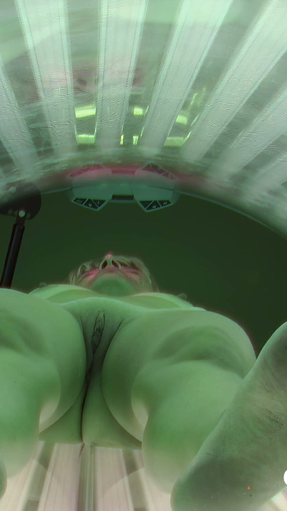 Czech Solarium 322: Mature Lady's Sultry Solarium Show