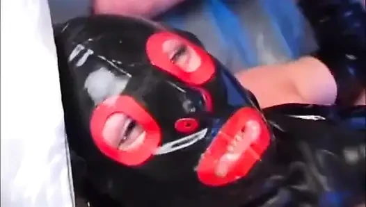 Seksi lateks piliç azgın züppesinden götten sikiliyor