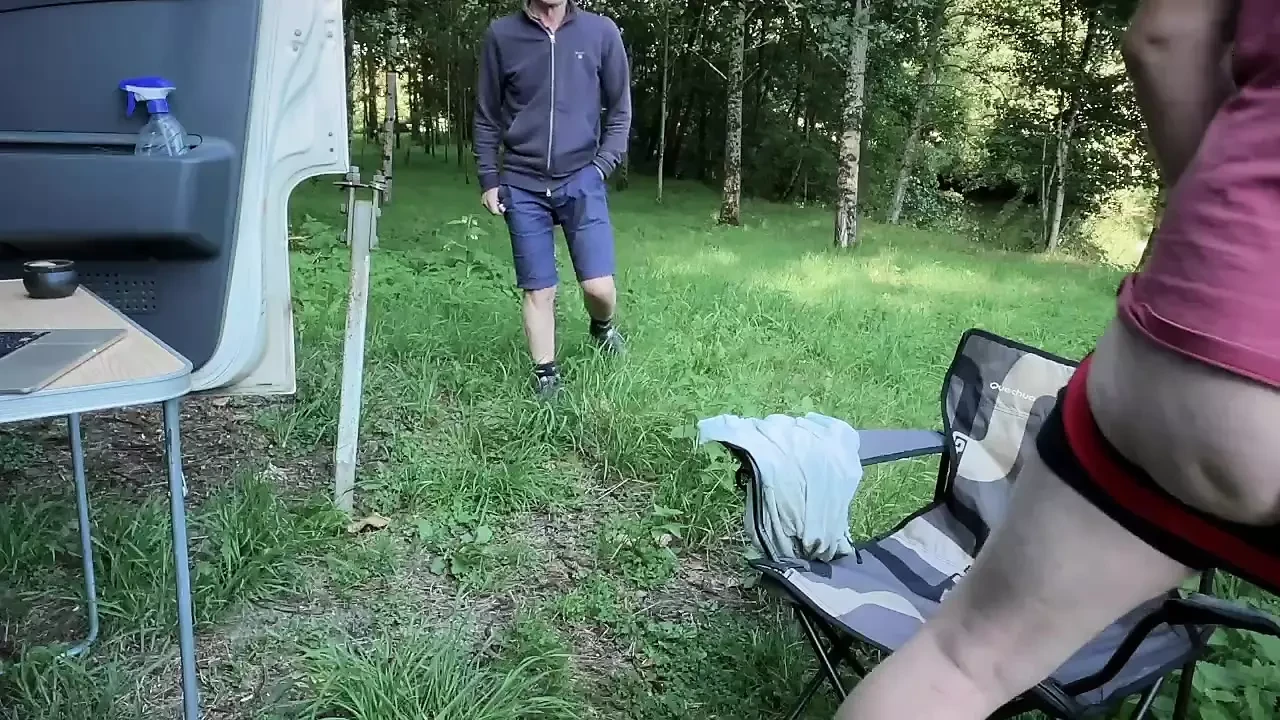 en kille som går förbi och ser mig visa upp kommer och knullar mig med sin stora kuk