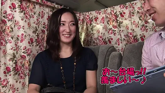 A121B10 The moans of a beautiful witch echo inside the car! The bright red lingerie of a 45-year-old celebrity wife living in Odaiba!