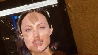 Angelina Jolie cum hołd