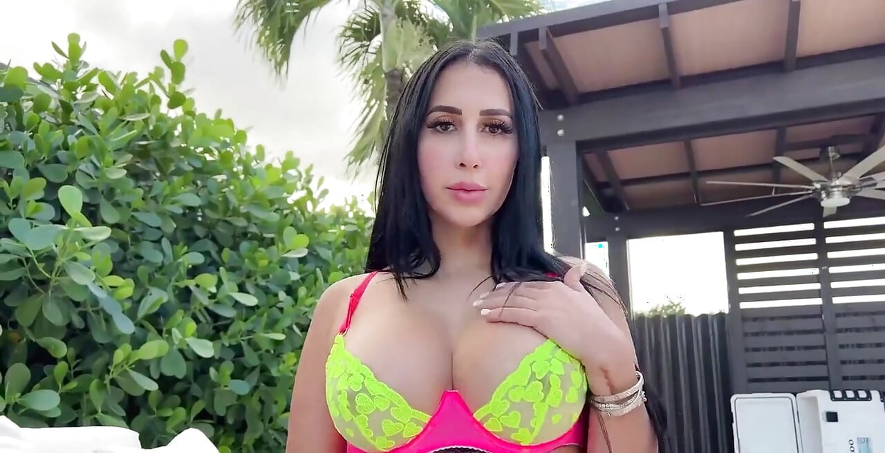 Ateşli latin valerie kay büyük yarağımı alıyor ve güzel bir günde havuz başında süper sikiliyor, yarağımın her santimini seviyor