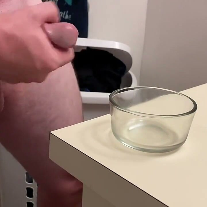 Wow! Sam rykker pikken og skyder en kæmpe cumshot!