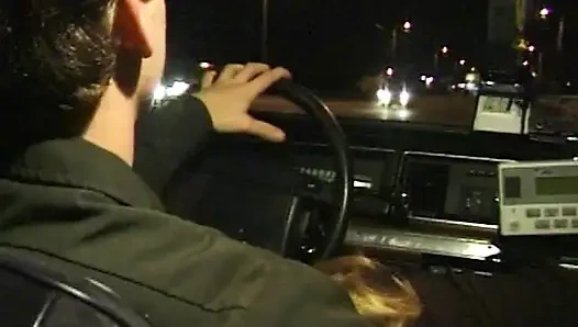 Versaute Taxifahrt: Heiße Blondine im Auto und auf dem Sofa