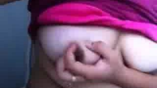 Пухлая индийская жена трахает пальцами киску