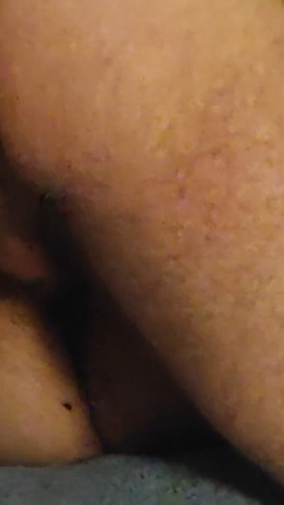 Eu dedo e coloco um dildo na minha namorada, depois a gente se diverte | Clip 2