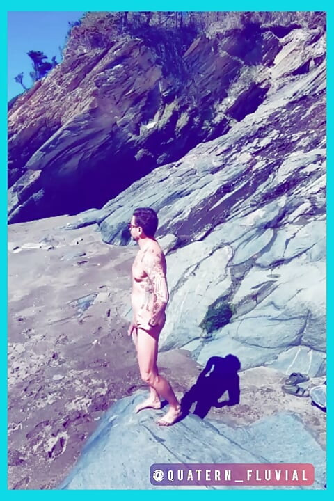 Gola na lokalnoj plaži Dopuštam Suncu da Me Udari u Tijelo