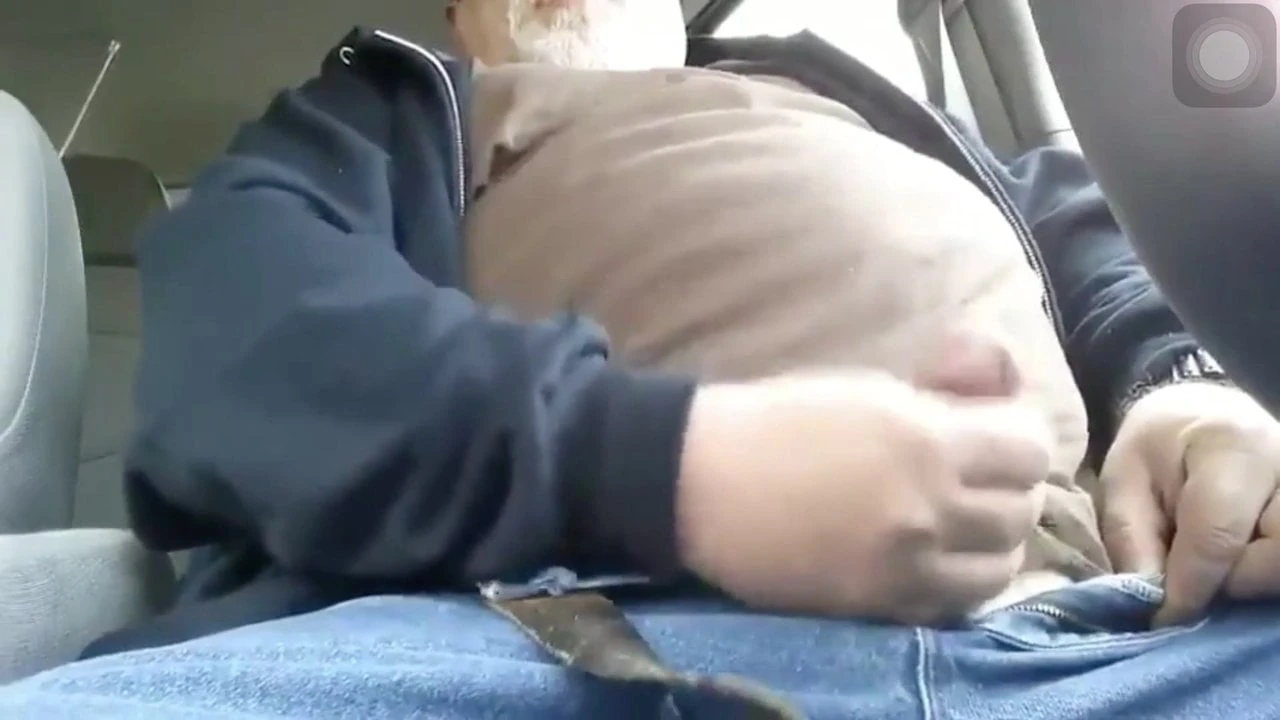 Un gros papa éjacule dans la voiture