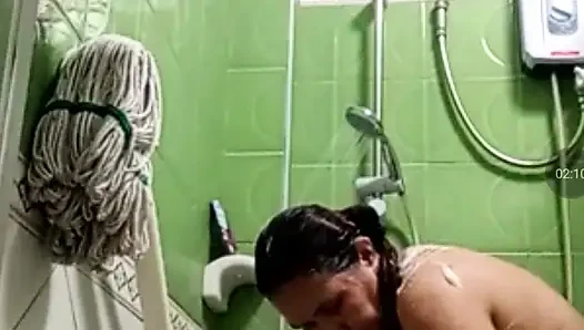 Sabah banyo yaparken götünü izliyorum