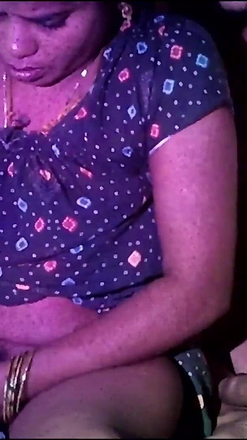 Morate vidjeti trenutak iz "Indijske seoske kućanice, pokazuju velike sise i pritiskaju"