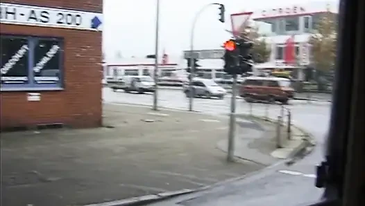 Güzel sarışın piliç iki serseriyi memnun ediyor