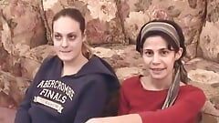 Dos jóvenes lesbianas comen hamburguesas peludas en el piso de moqueta de la casa