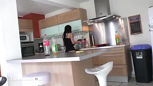 Beurette si cewek arab perancis yang doyan merokok ini dientot habis-habisan sama tukang kebun di luar ruangan