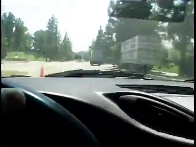 בחורה רזה וחמה מקבלת את הפה מלא בזין וגמירה בשמש