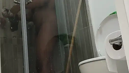 Брюнетку застукали за мастурбацией в душе