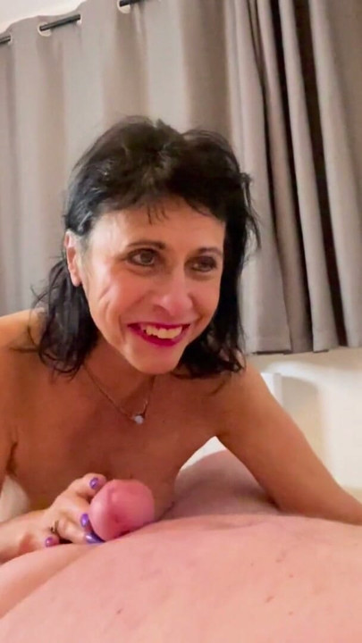 Muie cu vedere la persoana 1 cu o bunică sexy britanică matură, filmare de acasă | Clip 1