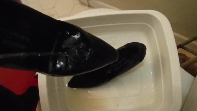 Pissing Sexy Black Heels fm jackandcoke1947 again
