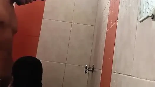 Ich unterbreche sie, während sie ein bad nimmt