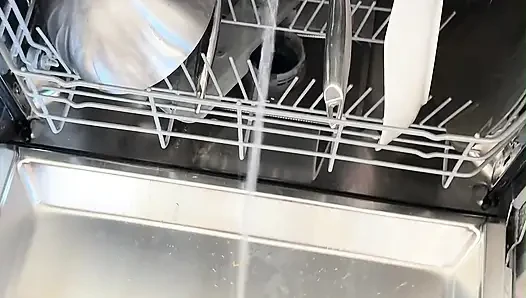 Çiş sapıklığı ve büyük memeli şişkin genç kız her yere işiyor: yıkıcı bakış açısı dairemin etrafında işiyor