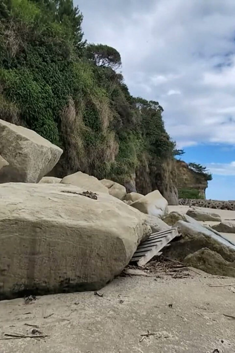 Schlanke verheiratete schönheit, von ihrem ehemann erwischt, eine strandflucht macht eerie an einem unerschütterlichen ort