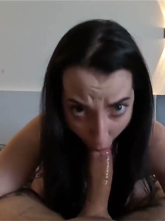 Ostry POV seks oralny ze spermą na mojej twarzy