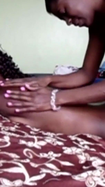 Μεγάλο λείο μαύρο μωρό τρώει ατημέλητο καυτό στενό μουνί μαύρων φίλων | Κλιπ 1