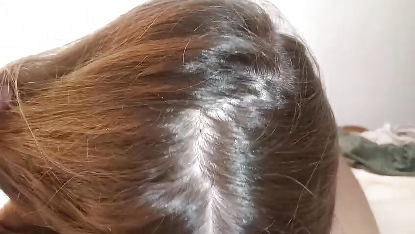 Este o fată frumoasă, îl călărește până ajunge la orgasm.