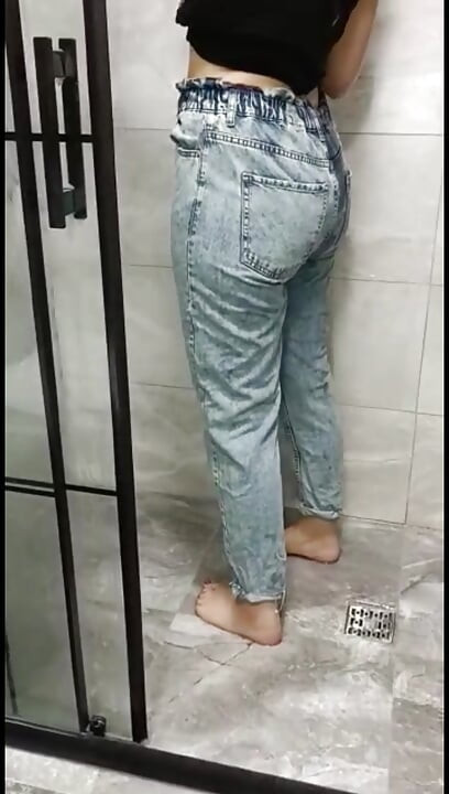 Das Anziehen von Kleidung unter der Dusche sollte spritzen