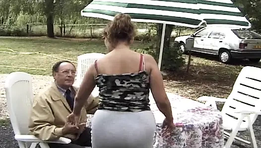 Fransız genç kız herkesin içinde yaşlı yarağı emiyor