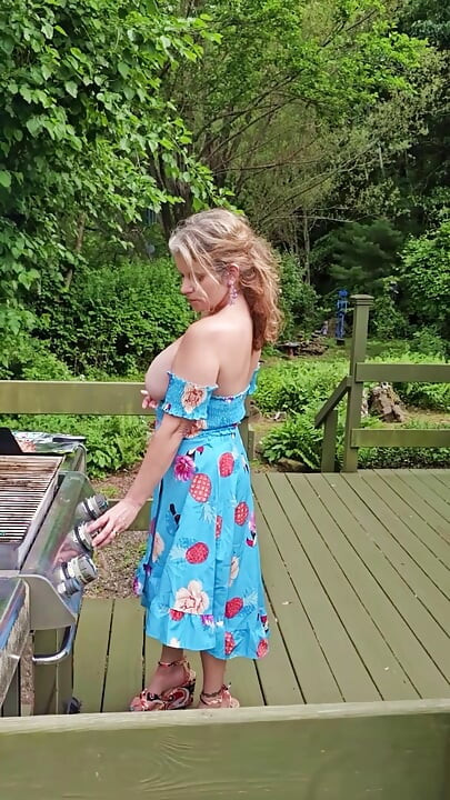 Real TOPLESS MOMMY Enjoying the Summer Barbecuing with her Mature MILF BIG TITS Out in the Sunshine