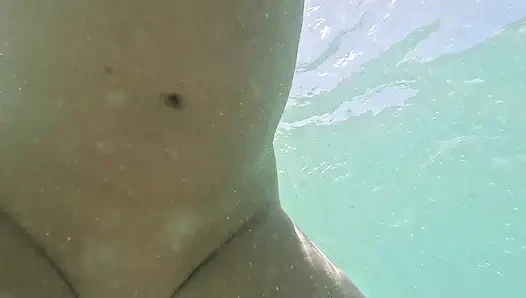 Freche Blondine Pinkelt Im Meer Im Freien Und Schwimmen Unter Wasser
