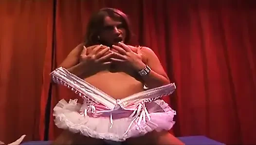 Wanita dewasa rambut cokelat di-gangbang sama kontol besar sampai dicrot di mana-mana