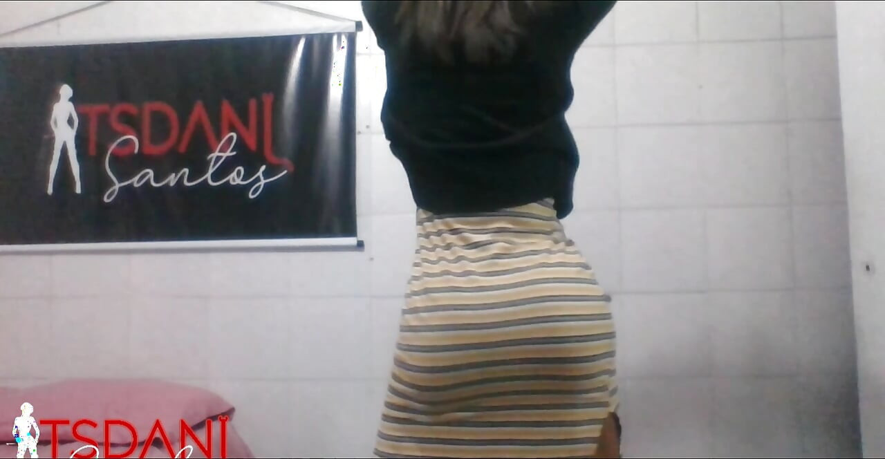 דניאלה סנטוס הסקסית והמפתה רוקדת ואז מגיעה לאורגזמה.