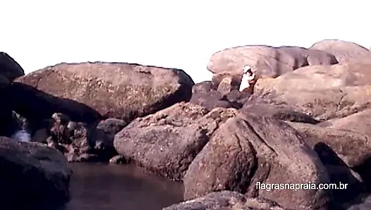 Ateşli çift plajda seks yapıyor