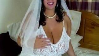 Die Braut tickt mit großen Titten
