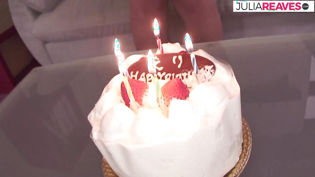 Une fille poilue se fait remplir sa chatte étroite par une grosse bite après une pipe