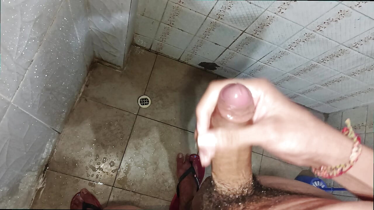 Latin kadın boşalana kadar büyük penisine işiyor ve mastürbasyon yapıyor