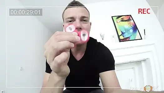 Adam oyuncu seçmelerine girmeden önce fidget spinner ile oynuyor