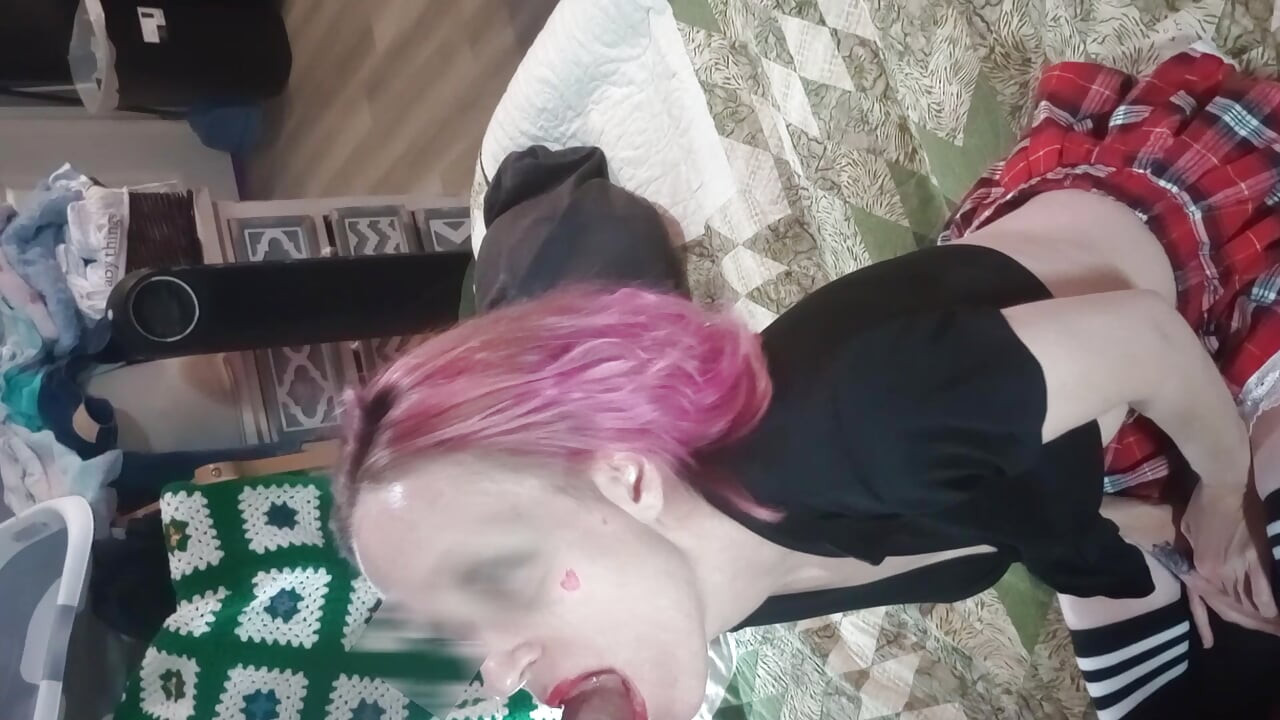 Pequeña colegiala blanca con frenillos y cabello rosa con una mini falda es follada y le dan un facial mientras sonríe