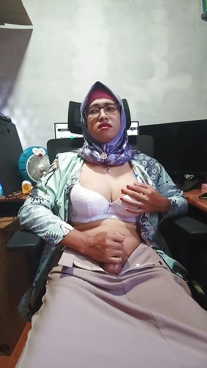 Uimitoare transsexuală cu țâțe mari hijab se masturbează